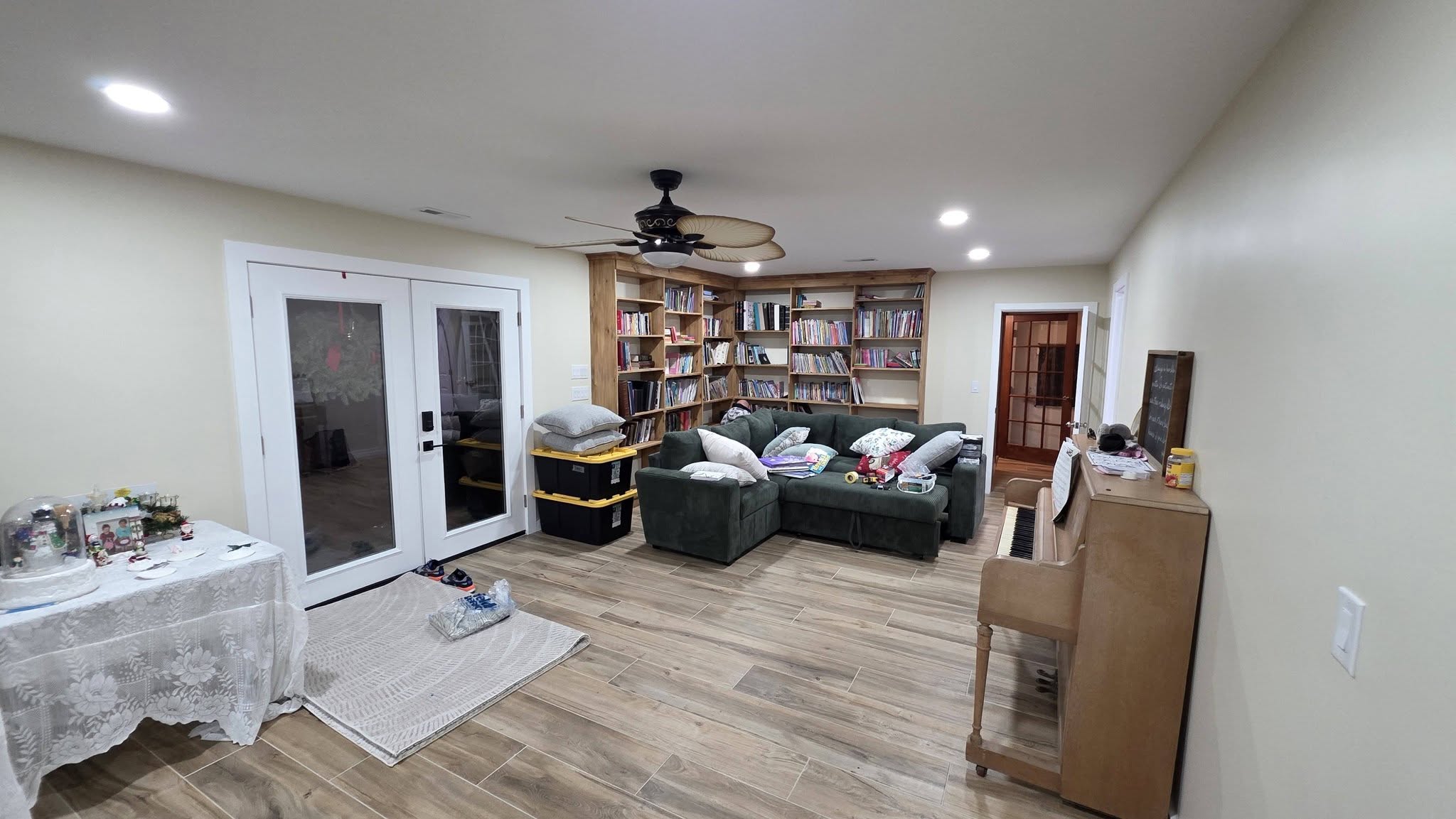 Wood-look floor tiles